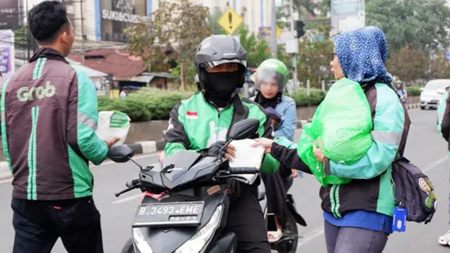 Wajah-Wajah Penuh Bahagia Penerima Takjil dari Pengemudi Grab Melalui Mobil #BahagiaItuDekat