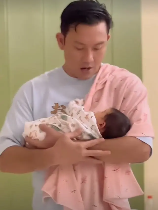 Denny Sumargo timang bayi (Instagram/sumargodenny)