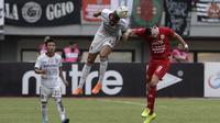 Bek Bali United, Willian Pacheco, berebut bola atas dengan striker Persija Jakarta, Marko Simic, pada laga Shopee Liga 1 di Stadion Patriot Chandrabhaga, Bekasi, Kamis (19/9). Bali United menang 1-0 atas Persija. (Bola.com/Yoppy Renato)
