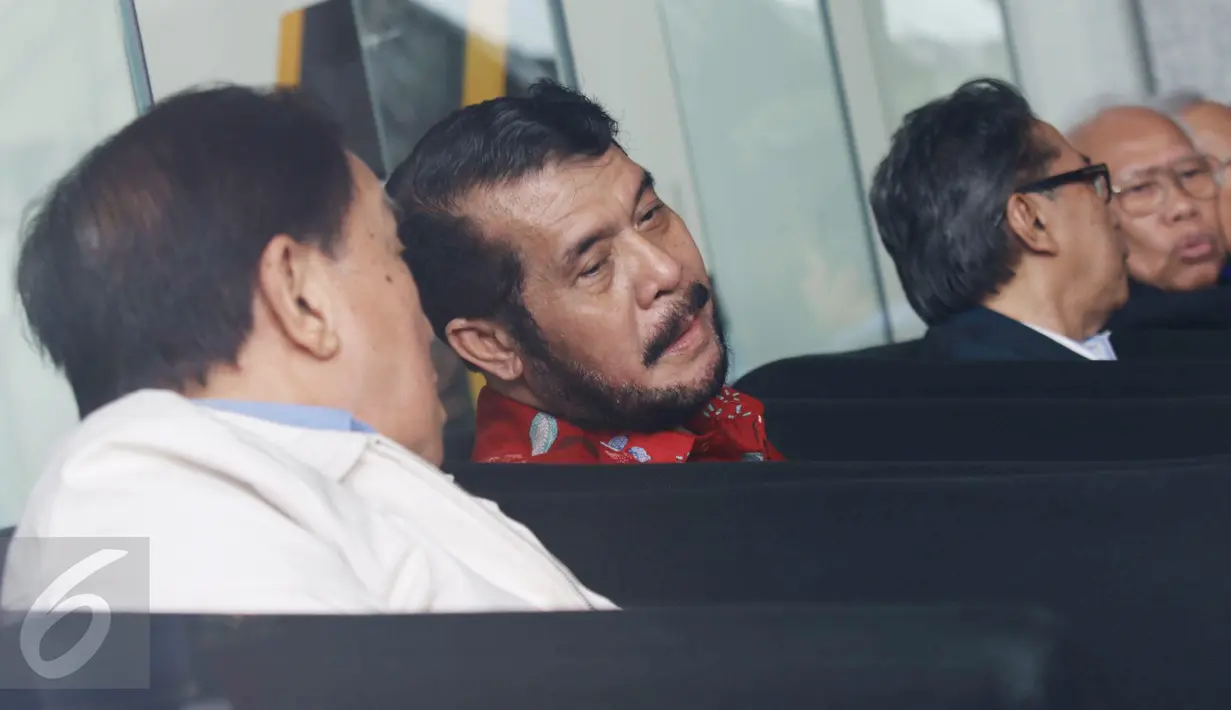 Wakil Ketua MK Anwar Usman berbincang di ruang tunggu KPK, Jakarta, Senin (13/2). Anwar Usman bersama anggota Majelis Kehormatan MK kembali mendatangi KPK untuk melakukan pemeriksaan lanjutan kepada Patrialis Akbar. (Liputan6.com/Helmi Afandi)