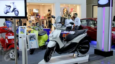 Suasana pameran kendaraan di salah satu pusat perbelanjaan di Bandung, Sabtu (27/6/2015). Pemerintah melalui Bank Indonesia (BI) telah menerbitkan aturan pelonggaran uang muka (DP) untuk kredit kepemilikan kendaraan bermotor. (Liputan6.com/Helmi Afandi)