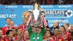 Kiper Manchester United, David de Gea mengangkat trofi Liga Inggris setelah memenangkan laga atas Swansea City di Old Trafford, Manchester, 12 Mei 2013. Ini merupakan satu-satunya trofi liga yang berhasil De Gea persembahkan selama 12 tahun membela Setan Merah. Kala itu, MU berhasil finis dengan raihan 89 poin atau unggul 11 poin dari sang rival sekota, Manchester City. (AFP/Andrew Yates)