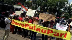 Warga Pulau Pari membentangkan spanduk saat melakukan aksi unjuk rasa di depan Pengadilan Negeri Jakarta Utara, Selasa (8/5). Dalam aksinya mereka menuntut dihentikannya Kriminalisasi terhadap nelayan. (Liputan6.com/Johan Tallo)