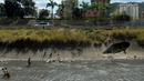 Pria mencari logam berharga di saluran pembuangan limbah di Sungai Guaire, di Caracas, (1/2). Menemukan emas hal yang diharapkan para warga, namun kawat tembaga sudah cukup untuk menahan kelaparan. (AFP Photo/Federico Parra)