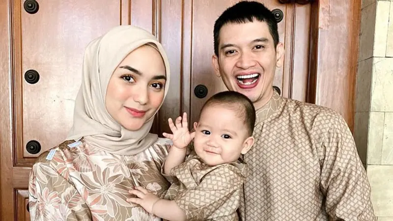 7 Gaya Citra Kirana, Rezky Aditya dan Baby Athar Pakai Baju Couple, Kompak Banget