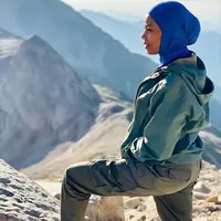 Outfit Naik Gunung Wanita Hijab: Hijab Sport + Jaket Windbreaker. Foto: Meta AI