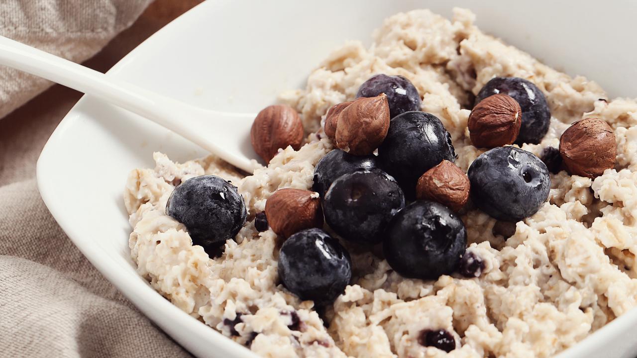 Ilustrasi Overnight Oat Blueberry Almond