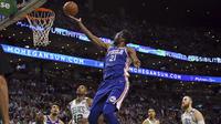 Joel Embiid saat lay up di pertandingan melawan Boston Celtics (AP Photo/Elise Amendola)