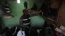 Petugas Satpol PP bersama kepolisian dan aparatur Kelurahan Kota Bambu Selatan menyasar kawasan KS Tubun, Tanah Abang, Jakarta Pusat, dalam razia peredaran tramadol, Selasa (13/10/2026). Pengawasan dilakukan untuk mencegah potensi penyalahgunaan obat di tengah masyarakat. (KLY/Budy Santoso)