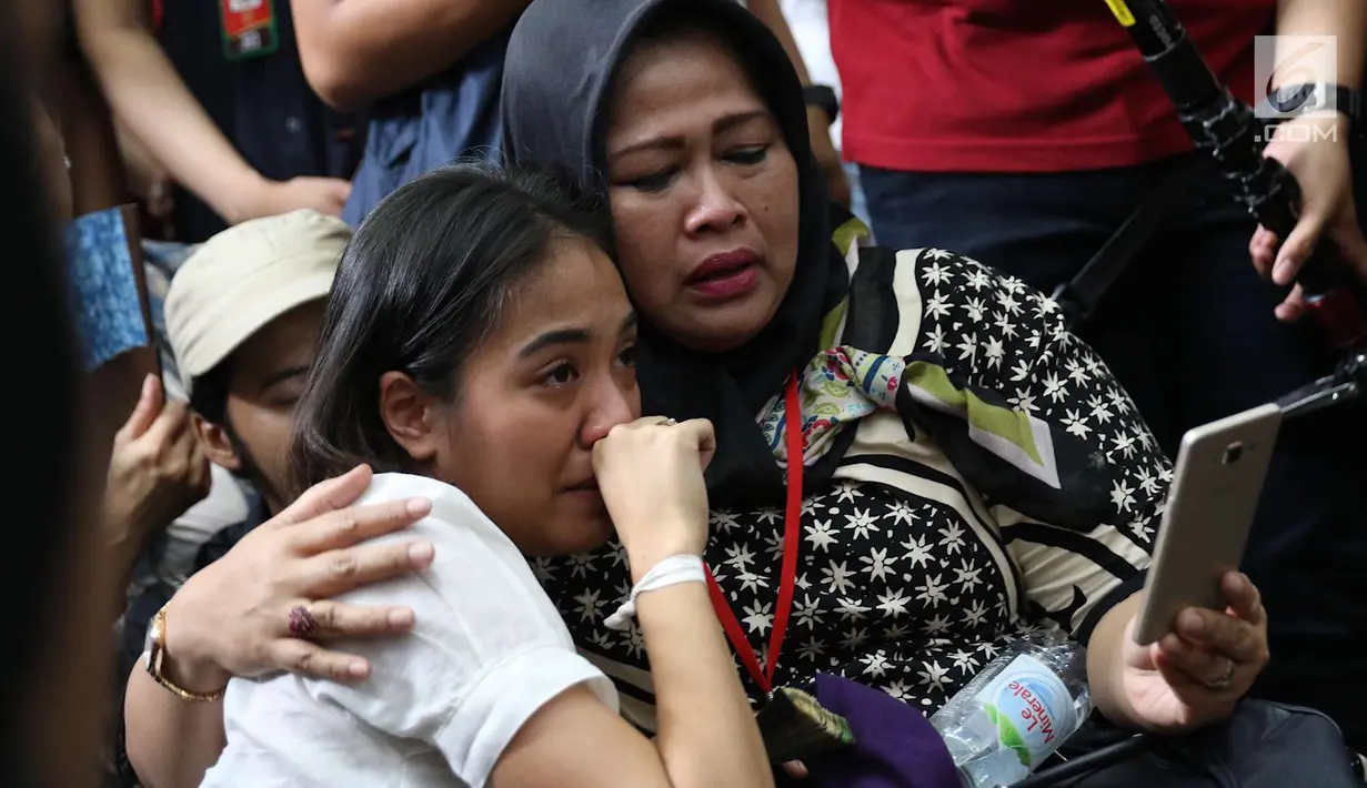 Anak Tio Pakusadewo, Risa menangis saat sidang putusan kasus kepemilikan narkoba ayahnya di Pengadilan Negeri (PN) Jakarta Selatan, Selasa (24/7). (Liputan6.com/Immanuel Antonius)