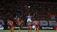 Winger Persib Bandung, Uilliam Barros memenangkan duel udara melawan para pemain Borneo FC Samarinda dalam laga tunda pekan ke-21 BRI Super League 2025/2026 di Stadion Segiri, Samarinda, Minggu (15/3/2026). (Bola.com/Erwin Snaz)
