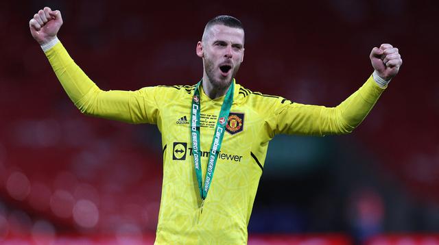 Selebrasi kiper Manchester United, David De Gea setelah menjuarai Carabao Cup 2022/2023 usai mengalahkan Newcastle United pada laga final di Wembley Stadium, London (26/2/2023). David De Gea yang didatangkan Manchester United pada awal musim 2011/2012 dari Atletico Madrid ini kini memiliki nilai pasar 15 juta euro atau setara Rp245 miliar. (AFP/Adrian Dennis)