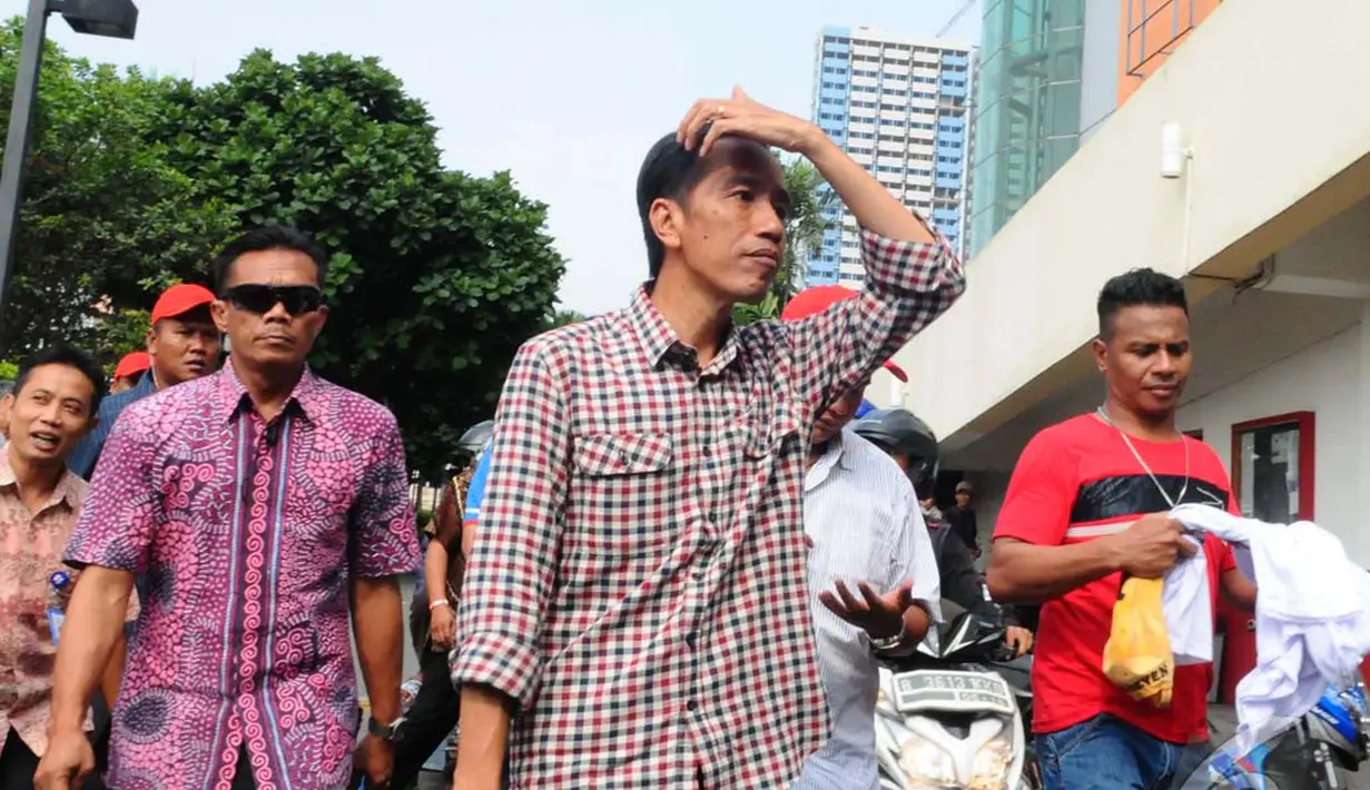 Di bawah terik matahari, Capres no urut 2 Joko Widodo menyempatkan blusukan mengelilingi sebuah pusat perbelanjaan di Depok Jawa Barat, (4/7/2014). (Liputan6.com/Andrian M Tunay)