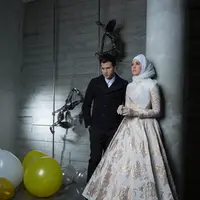 Risty Tagor; Hijab,dress dan sarung tangan by by Normamoi IG @normahauri, kalung by number9 IG @nubernineonline. Stuart Collin:  blazer by Yudhistira IG @yudhistira_tyra. Make up by Devrio, Fashion Stylist Iwan Latiff. (M. Akrom Sukarya/Bintang.com)