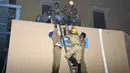Salah satu korban berhasil dievakuasi oleh petugas pemadam saat kebakaran melanda rumah sakit SUM Bhubaneshwar di Odisha, India Timur, Senin (17/10). Sebagian besar korban dilaporkan meninggal karena kehabisan napas akibat menghirup asap. (AFP)
