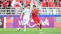 Pemain Uzbekistan U-23, Alibek Davronov (kiri) menguasai bola dibayangi pemain Timnas Indonesia U-23, Marselino Ferdinan pada laga semifinal Piala Asia U-23 2024 di Abdullah bin Khalifa Stadium, Doha, Qatar, Senin (29/4/2024). (AFC)