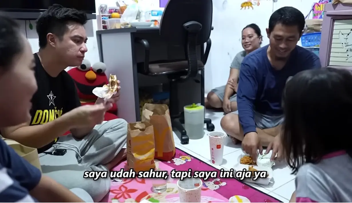 Aksi Baim Wong tersebut tentu membuat yang punya rumah bahagia. Momen Baim dan makan bersama dengan orang yang tak dikenalnya.[Youtube/Baim Paula]