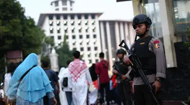 Anggota Brimob bersenjata lengkap berjaga di area Masjid Istiqlal, Jakarta, Rabu (6/7). Pengamanan ketat dilakukan untuk mengantisipasi dan membuat rasa aman jemaah dalam melaksanakan salat Idul Fitri 1437 H. (Liputan6.com/Faizal Fanani)