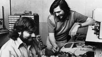 Steve Jobs dan Steve Wozniak di 'garasi' rumah Apple. (Sumber: Business Insider)