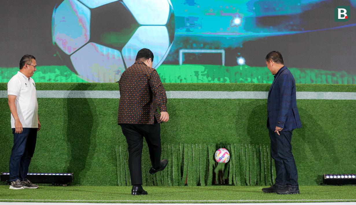 <p>Ketua umum PSSI, Erick Thohir (tengah), Direktur utama PT Pegadaian Damar Latri Setiawan (kiri), Direktur utama PT LIB Ferry Paulus membuka acara konferensi pers Pegadaian Liga 2 2024/2025 yang berlangsung di The Gade Tower, Senen, Jakarta, Selasa (03/09/2024). (Bola.com/Bagaskara Lazuardi)</p>