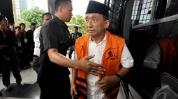 Fuad Amin Imron mendapat penjagaan ketat dari petugas KPK, Jakarta, Kamis (18/12/2014). (Liputan6.com/Miftahul Hayat)