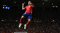 Pemain Spanyol, Martin Zubimendi melakukan selebrasi setelah mencetak gol kemenangan timnya ke gawang Denmark pada laga lanjutan UEFA Nations League di Nueva Condomina Stadium, Murcia, Spanyol, Minggu (13/10/2024) dini hari WIB. (AP Photo/Jose Breton)