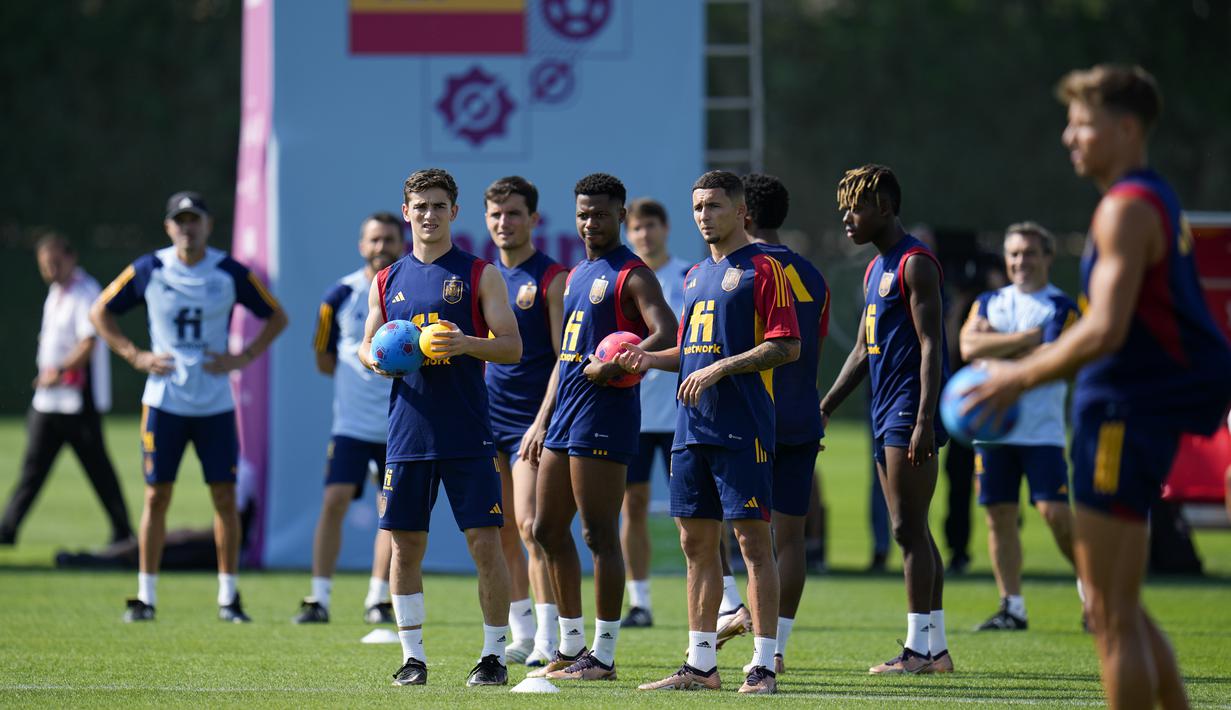 <p>Para pemain Spanyol menunggu untuk sesi latihan di Universitas Qatar di Doha, Qatar, Minggu, 4 Desember 2022. Spanyol akan bermain melawan Maroko di babak 16 besar Piala Dunia 2022 Qatar pada 6 Desember di Stadion Education City, Selasa (6/12) waktu setempat. (AP Photo/Julio Cortez)</p>