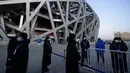 Penjaga keamanan berdiri di luar Stadion Nasional yang dikenal sebagai Sarang Burung jelang upacara pembukaan Olimpiade Musim Dingin 2022 di Beijing, China, Jumat (4/2/2022). Upacara pembukaan Olimpiade Musim Dingin 2022 akan digelar malam ini. (AP Photo/Jae C.Hong)
