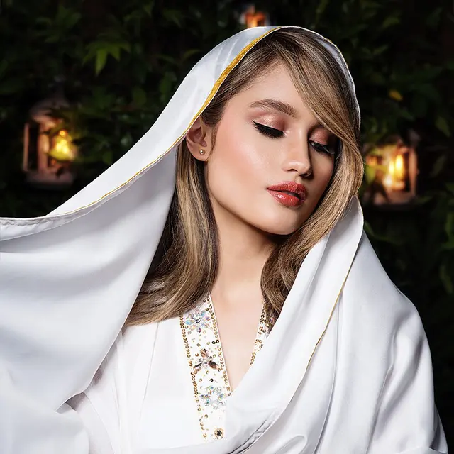 6 Potret Cinta Laura saat Pakai Hijab Ini Bikin Pangling