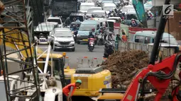 Suasana kepadatan arus lalu lintas di perempatan Matraman, Jakarta, Rabu (5/7). Terkait pembangunan underpass Matraman-Salemba ruas jalan menuju Jatinegara mengalami penyempitan. (Liputan6.com/Helmi Fithriansyah)