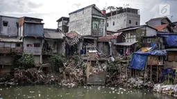 Deretan permukiman penduduk di bantaran Sungai Ciliwung, Jakarta, Senin (22/7). Balai Besar Wilayah Sungai Ciliwung Cisadane (BBWSCC) memperkirakan proyek normalisasi Sungai Ciliwung akan berjalan pada tahun 2020.  (Liputan6.com/Faizal Fanani)
