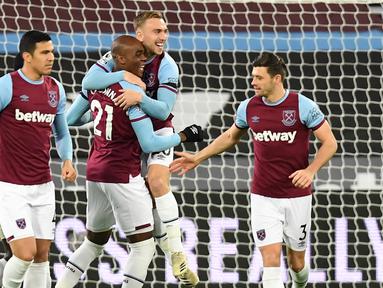 Pemain West Ham United merayakan gol yang dicetak Angelo Ogbonna ke gawang Aston Villa pada laga lanjutan Liga Inggris di Stadium of London, Selasa (1/12/2020) dini hari WIB. West Ham menang 2-1 atas Aston Villa. (AFP/Neil Hall/pool)