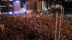 Pendukung Presiden Turki, Tayyip Erdogan turun ke jalan untuk merayakan kegagalan kudeta militer di Taksim Square, pusat kota Istanbul, Sabtu (16/7). Pihak militer berupaya melakukan kudeta terhadap Pemerintahan Erdogan (REUTERS/Alkis Konstantinidis)