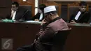 Kamaluddin Harahap saat menjalani sidang putusan di pengadilan Tipikor, Jakarta, (8/6). Hukuman terhadap Kamaluddin lebih ringan dibanding tuntutan Jaksa, yaitu 7 tahun penjara dan denda Rp 200 juta subsider 6 bulan kurungan. (Liputan6.com/Helmi Afandi)