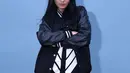 Dengan style serba hitam dan snapback andalannya, Adilla nampak chic dengan penampilannya ketika ditemui disuatu acara tv. (Nurwahyunan/Bintang.com)