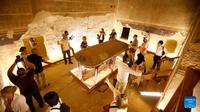 Wisatawan mengunjungi makam Firaun Kerajaan Baru Amenhotep III di Lembah Para Raja di Tepi Barat Luxor, Mesir, pada 4 Oktober 2025. Kementerian Pariwisata dan Purbakala Mesir pada hari Sabtu membuka makam Firaun Kerajaan Baru Amenhotep III di Lembah Para Raja untuk pengunjung, setelah lebih dari dua dekade restorasi. (dok. Xinhua/Ahmed Gomaa)
