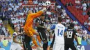 Kiper Argentina, Wilfredo Caballero, menghalau bola yang mengarah ke gawang nya saat melawan Islandia pada laga Piala Dunia di Stadion Spartak, Sabtu (16/6/2018). Argentina bermain imbang 1-1 dengan Islandia. (AP/Victor Caivano)