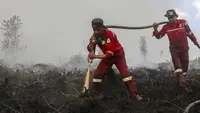 Petugas pemadam kebakaran  memadamkan kebakaran hutan pada lahan gambut seluas lebih dari 100 hektar) di Pulang Pisau, Provinsi Kalimantan Tengah, Indonesia, Jumat, 31 Juli 2026.  (AFP/ Reina)