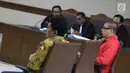 Terdakwa kasus suap dana hibah Kemenpora pada KONI yang juga Pejabat Pembuat Komitmen  (PPK) Adhi Purnomo (kiri) bersama Staff Kemenpora Adhi Purnomo saat sidang pembacaan nota pembelaan di Pengadilan Tipikor, Jakarta, Kamis (29/8/2019). (Liputan6.com/Helmi Fithriansyah)