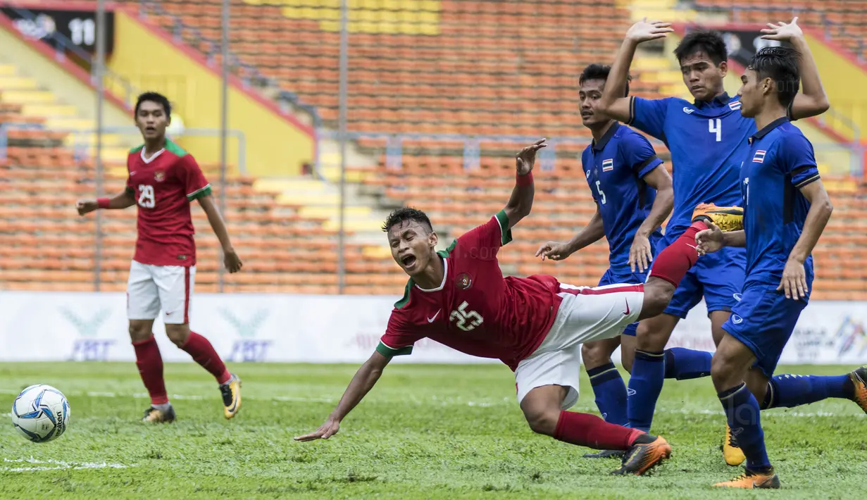 Gelandang Timnas Indonesia, Osvaldo Haay, dijatuhkan pemain Thailand di kotak penalti pada laga SEA Games di Stadion Shah Alam, Selangor, Selasa (15/8/2017). Kedua negara bermain imbang 1-1. (Bola.com/Vitalis Yogi Trisna)
