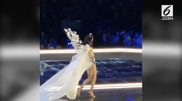 Ming Xi, model Victoria's Secret terjatuh ketika sedang berjalan di atas panggung.