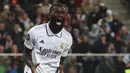 <p>Bek Real Madrid, Antonio Rudiger berselebrasi usai mencetak gol ke gawang Shakhtar Donetsk pada pertandingan lanjutan grup F Liga Champions di stadion Polish Army Stadium di Warsawa, Polandia, Rabu, 12 Oktober 2022. Shakhtar Donetsk bermain imbang atas Real Madrid 1-1. (AP Photo/Michal Dyjuk )</p>