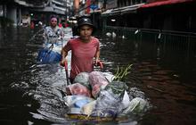 Banjir Parah Rendam Bangkok Warga Berjualan di Tengah Genangan