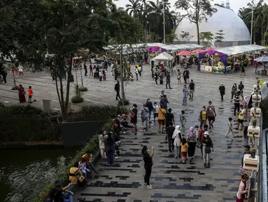 Suasana saat warga berlibur di salah satu mal di Jakarta, Sabtu (15/5/2021). Libur Lebaran dimanfaatkan sebagian warga Jakarta yang tidak dibolehkan mudik untuk berekreasi ke mal. (Liputan6.com/Johan Tallo)