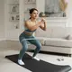 Kettlebell flow menjadi pilihan workout praktis di rumah yang menggabungkan beberapa gerakan secara mengalir untuk melatih kekuatan, koordinasi, dan keseimbangan tubuh. (Foto/Dok: Magnific)