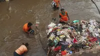 Kotornya Kali Baru Barat, Pancoran Jakarta Selatan tak menjadi penghalang bagi anak-anak sekitar untuk berenang.