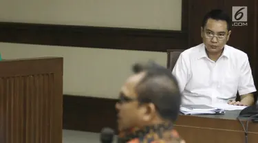 Terdakwa mantan anggota Komisi I DPR, Fayakhun Andriadi (kanan) mendengarkan keterangan saksi Sekretaris DPD Golkar Basri Baco dalam sidang dugaan suap Bakamla di Pengadilan Tipikor, Jakarta, Rabu (12/9). (Liputan6.com/Herman Zakharia)