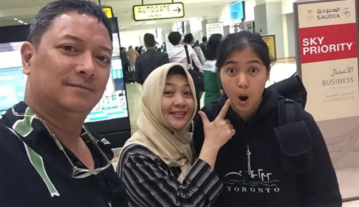 Pernikahan Dina Mariana dan Radian Ratulangi Sugandi berusia 27 tahun pada Oktober 2017 mendatang. Dari pernikahannya dikaruniai tiga orang anak, Ezra Mandira Sugandi, Ewaldo Andipo Sugandi, dan Elyshia Nashira Ramandina Sugandi.(dok. Pribadi/Bintang.com)