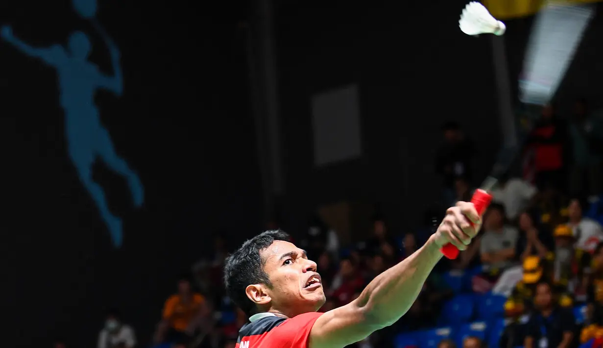 Chico Aura Dwi Wardoyo gagal menampilkan performa terbaik saat menghadapi agresivitas Leong Jun Hao dalam duel dua game 16-21 dan 13-21. (Nhac NGUYEN/AFP)
