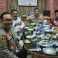 Kejaksaan Agung (Kejagung) menyampaikan tanggapannya terkait beredarnya foto yang menunjukkan momen diduga jamuan makan Kejaksaan Negeri Jakarta Selatan terhadap terdakwa kasus Djoko Tjandra yakni Irjen Napoleon Bonaparte dan Brigjen Prasetijo Utomo.